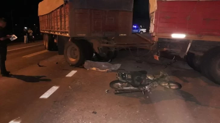 Dos hombres heridos en un choque entre una moto y un camión