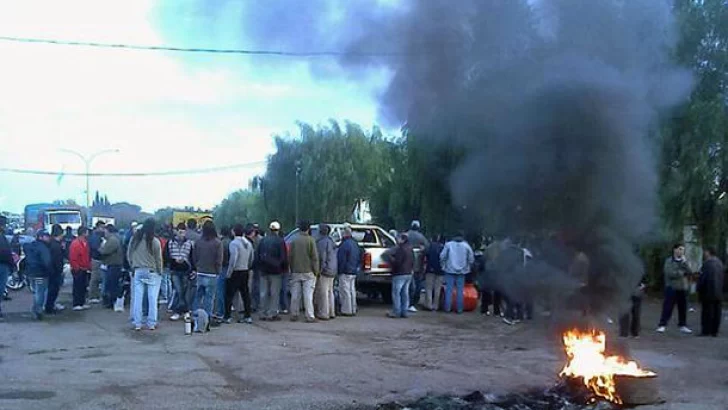 Embistió a dos grupos, mató, y se escondió debajo de otro camión