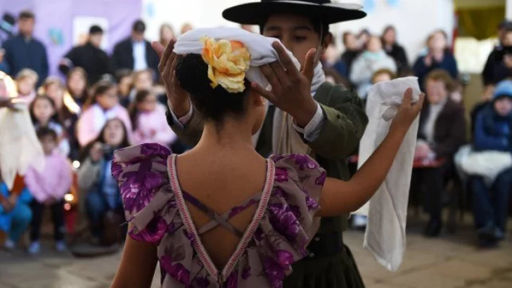 Aprobaron por ley la enseñanza de folclore en escuelas del país