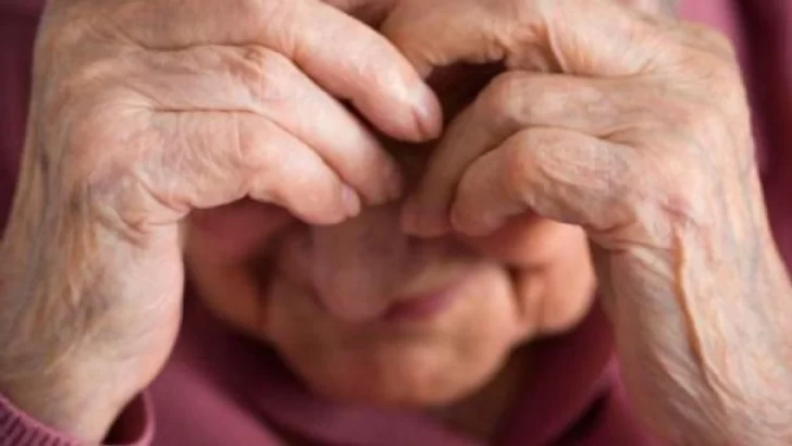 Violento asalto a una abuela: Ingresó un ladrón a su casa y le robó dinero