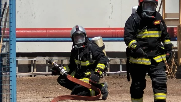 Sirenas y acción en un importante simulacro de incendio y derrame en Cofco