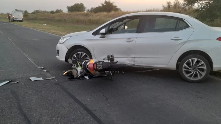 Un muchacho herido tras un choque entre una moto y un auto en Barrancas