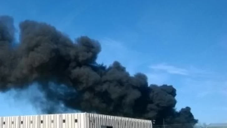 Ardió una fábrica de solventes en Roldán