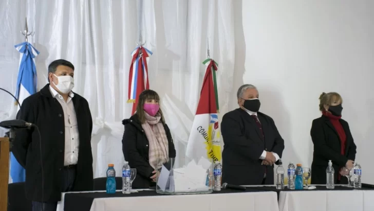 Cumple a lo grande: Aumento de sueldos, entrega de viviendas y bajada a autopista