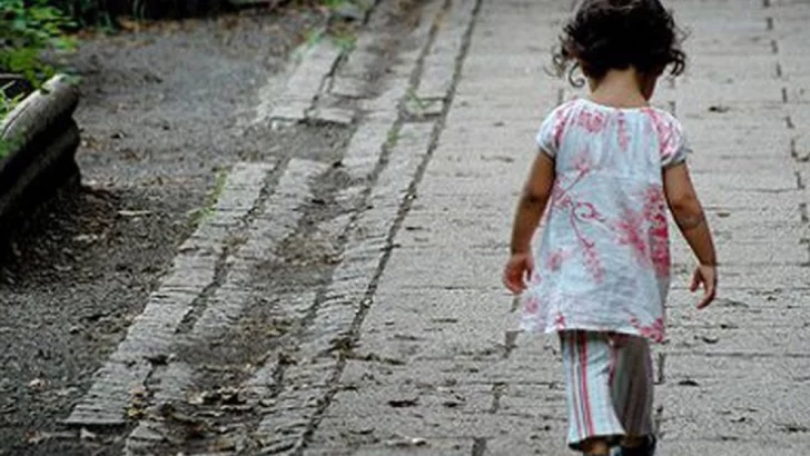 Encontraron a una niña de tres años perdida en la calle
