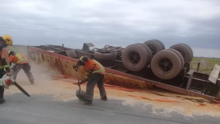 Un camión volcó su carga sobre ruta 91 y se interrumpió el tránsito