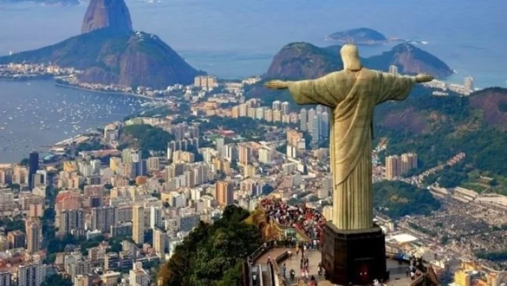 Largas colas de turistas para vacunarse contra la fiebre amarilla