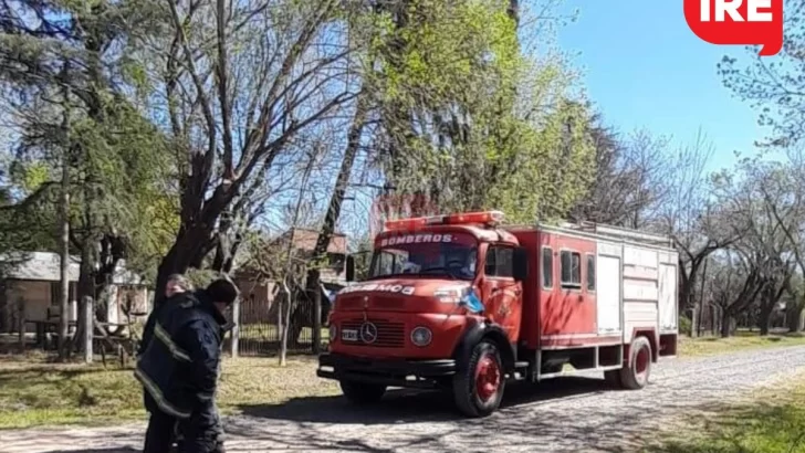 Un camión enganchó cables, provocó un cortocircuito y dejó a un barrio sin luz