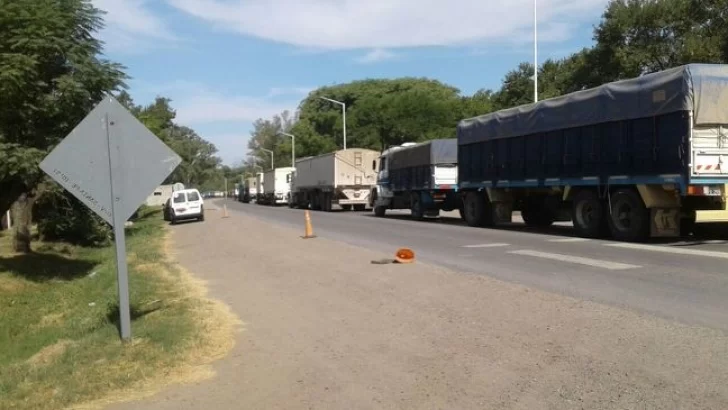 Por el paro de camiones colapsó el acceso de Villa La Ribera