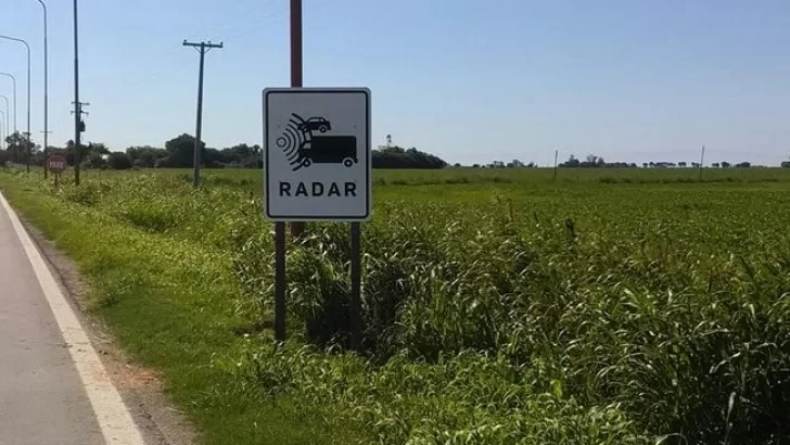 Radar vigila: colocaron cartelería en el ingreso a Serodino