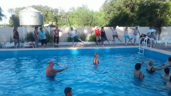 Felices los abuelos con la colonia de vacaciones en el Club Unión