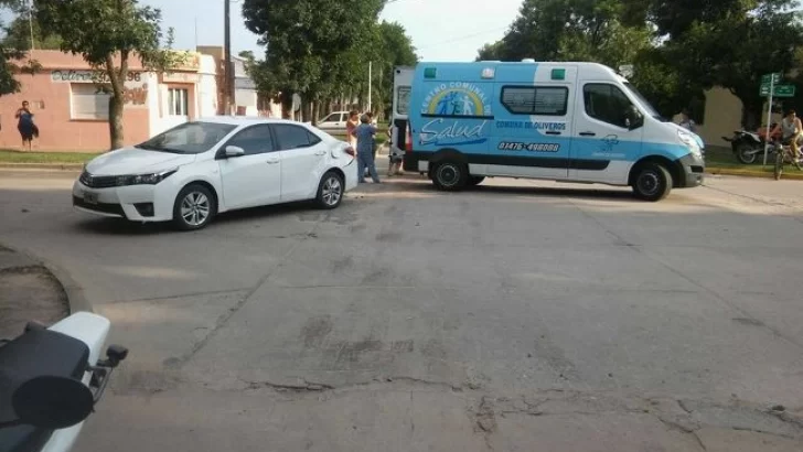 Una moto y un auto protagonizaron otro choque frente a la plaza