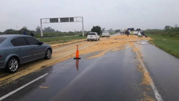 Un camión volcó y derramó cereal en autopista: Causó demoras