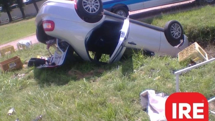 Espectacular vuelco de un auto en la Ruta 26