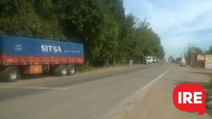 Camiones estacionaron frente a la Casilla de Policía Vial