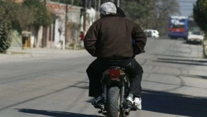 Dos hombres atacaron a golpes a una joven para robarle