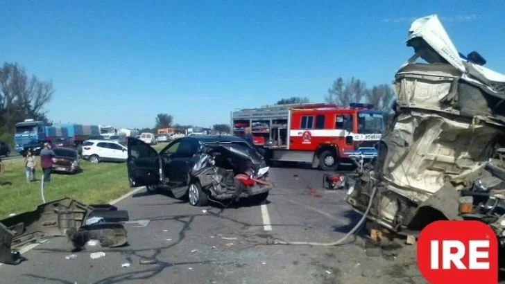 Choque: un camión con carga peligrosa, un tractor y tres autos