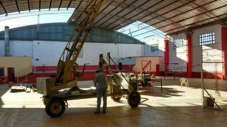 Sportivo Belgrano: Comenzaron a desmontar el techo del parabolico