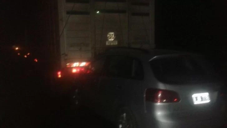 Un auto se incrustó contra un camión jaula: conductor fallecido