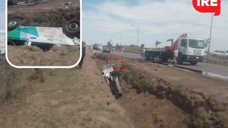 Velocidad y vuelco: Una chata y un camión chocaron en ruta 11 y hay un herido