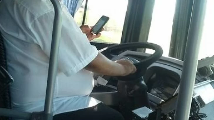 Le reclamó al chofer el uso del celular al volante y fue insultada