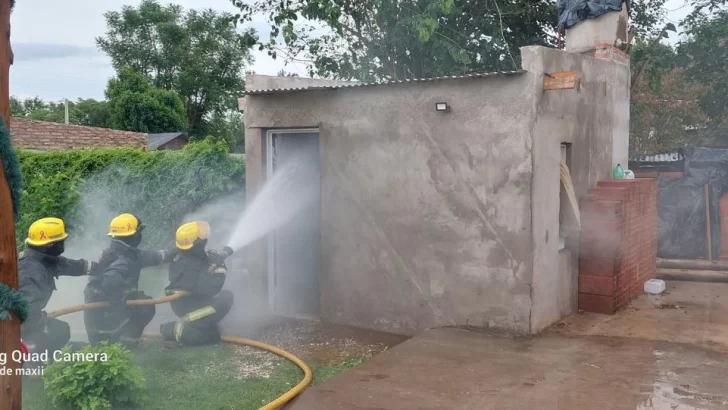 Serodino: Bomberos sofocaron un incendio en un depósito en construcción
