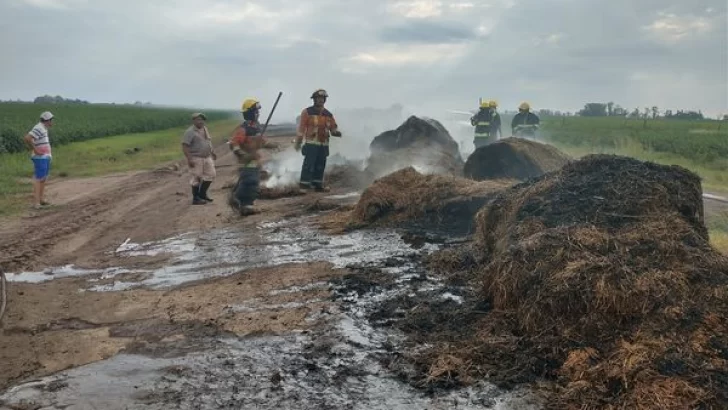 Ardió un carro con rollos de alfalfa en la zona rural de Carrizales