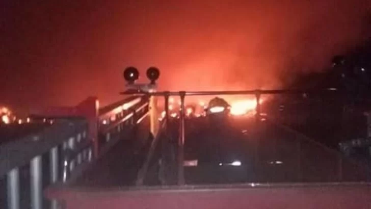 Ardió el basural comunitario y alcanzó el área natural protegida