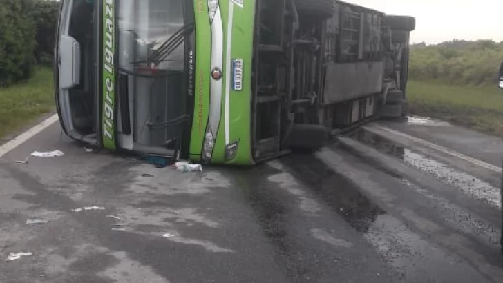 Volcó un colectivo por autopista y hay una treintena de heridos