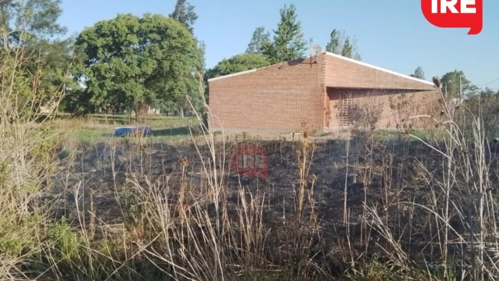 Oliveros: Un incendio en un baldío puso en riesgo a una vivienda
