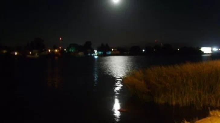 Volcó una canoa con tres tripulantes en el Paraná