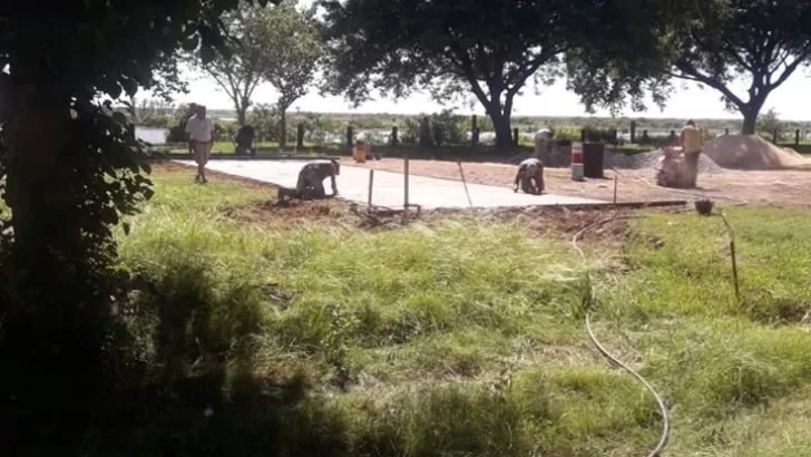 A ocho meses del aporte comenzaron las obras del playón deportivo