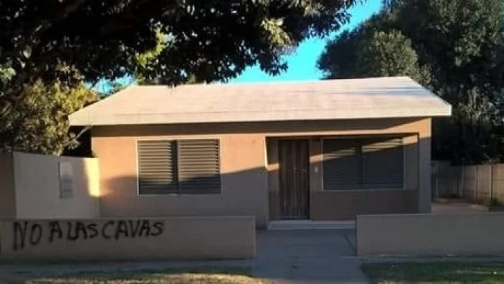 Aparecieron pintadas y el grupo No A Las Cavas en la Región lo repudió