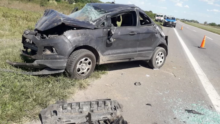 Viajaba por autopista, perdió el control y dio vuelcos hasta la banquina contraria