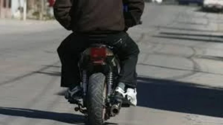 Motochorros le arrebataron la mochila y la tiraron de la bici