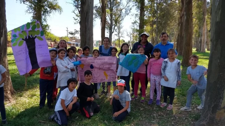 Alumnos de la primaria plantaron arboles en el predio ferrocarril