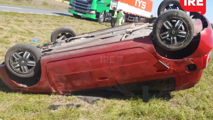 Impresionante vuelco de un auto en autopista a la altura de Monje