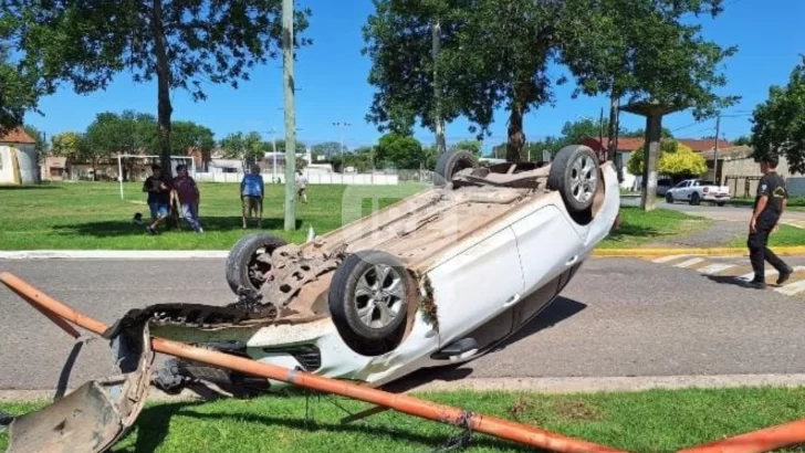 Una mujer perdió el control, chocó una columna y volcó en Timbúes