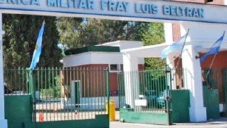 Operarios de la fábrica Militar de Beltrán se suman a la asamblea y cortan Ruta 11