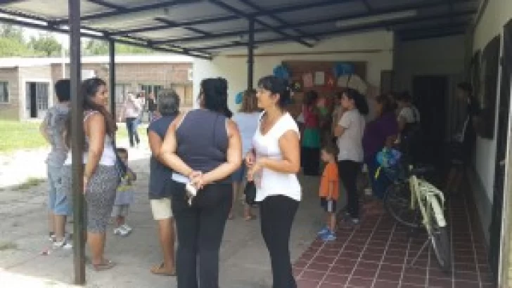 Marcha por el mal estado de la Escuela Nº980 de Villa La Ribera