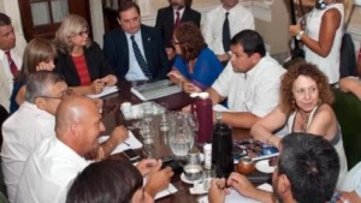 Los gremios docentes evalúan la nueva propuesta salarial y el inicio del ciclo lectivo es incierto