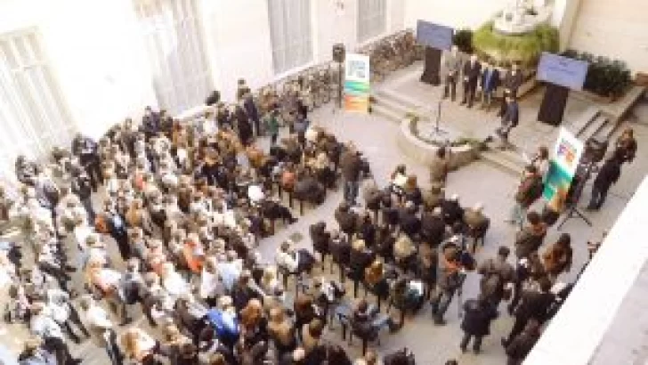 La provincia lanzó un programa de becas para estudiantes de institutos y universidades