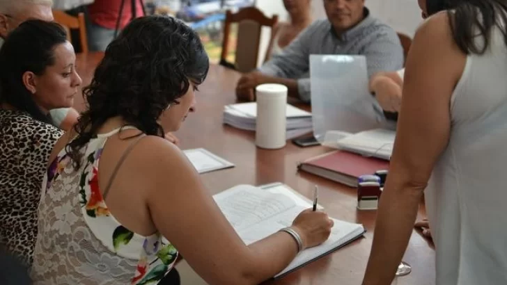 A sala llena Abraham asumió como presidente comunal