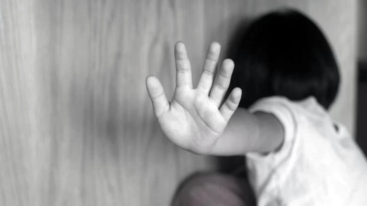 Una mamá denunció que un adolescente abusó de sus dos hijas