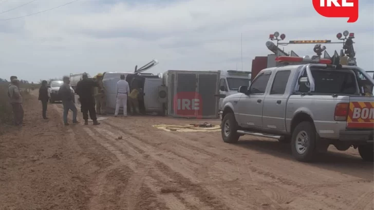 Tumbó una camioneta en ruta 10: Bomberos rescataron al conductor que quedó atrapado