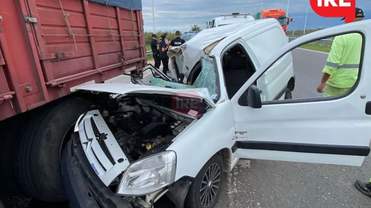 Un timbuense chocó contra un camión en autopista: Está fuera de peligro