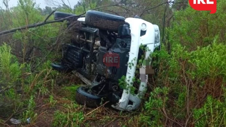 Una vecina de Oliveros derrapó y tumbó la chata por un charco en autopista