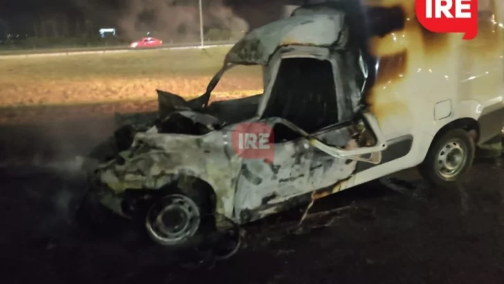 Chocó en autopista, quedó atrapado y comenzó a incendiarse: Lo rescataron otros conductores