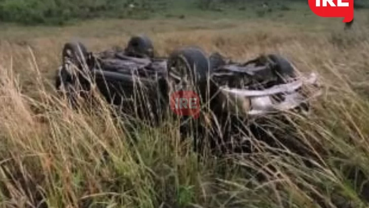 Mordió un bache de autopista, chocó la contención y terminó volcando