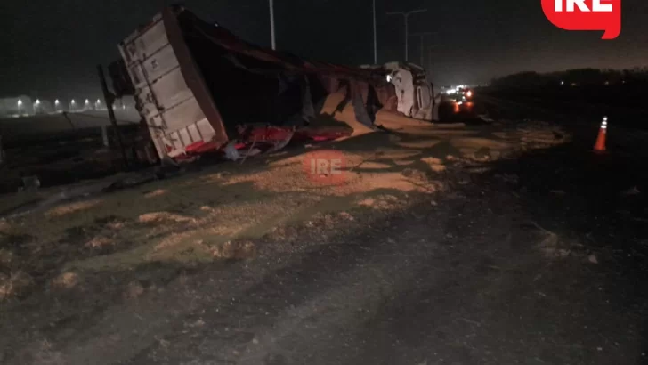Terrible vuelco de camión en autopista: De milagro no hubo heridos